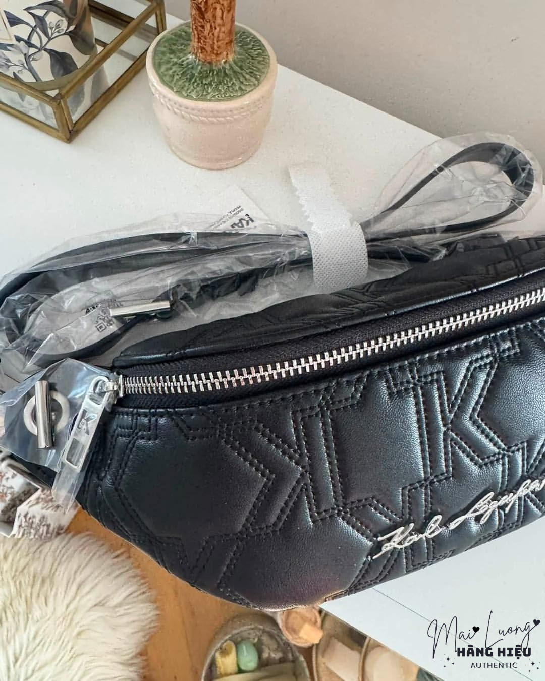 Beltbag Karl đen logo chữ ký bạc - ASW30027