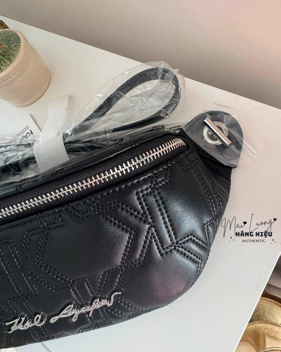 Beltbag Karl đen logo chữ ký bạc - ASW30027