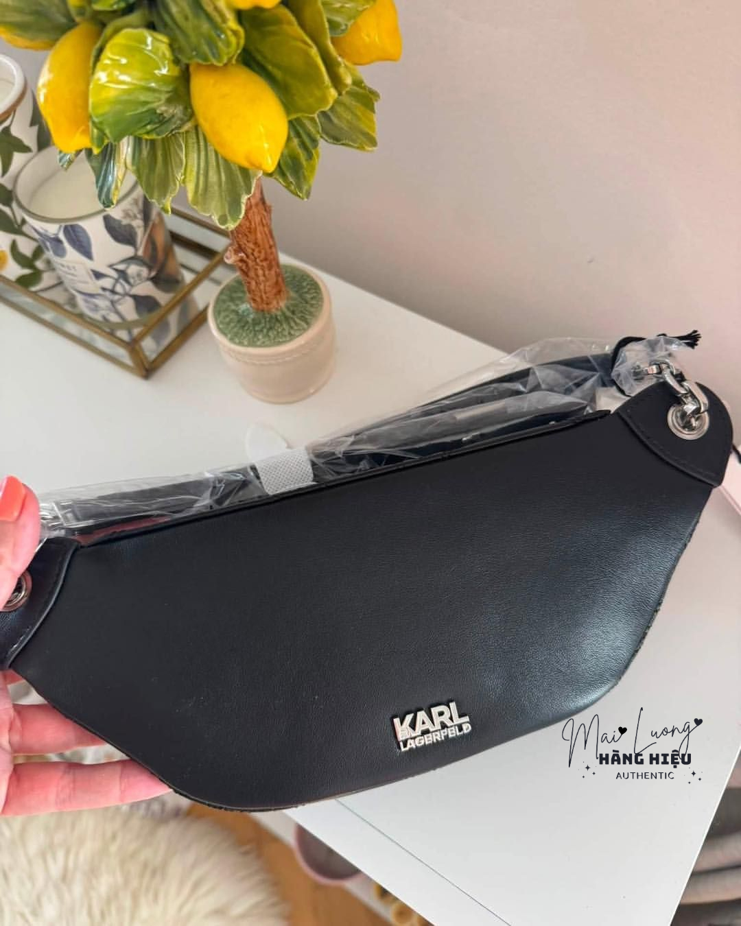 Beltbag Karl đen logo chữ ký bạc - ASW30027