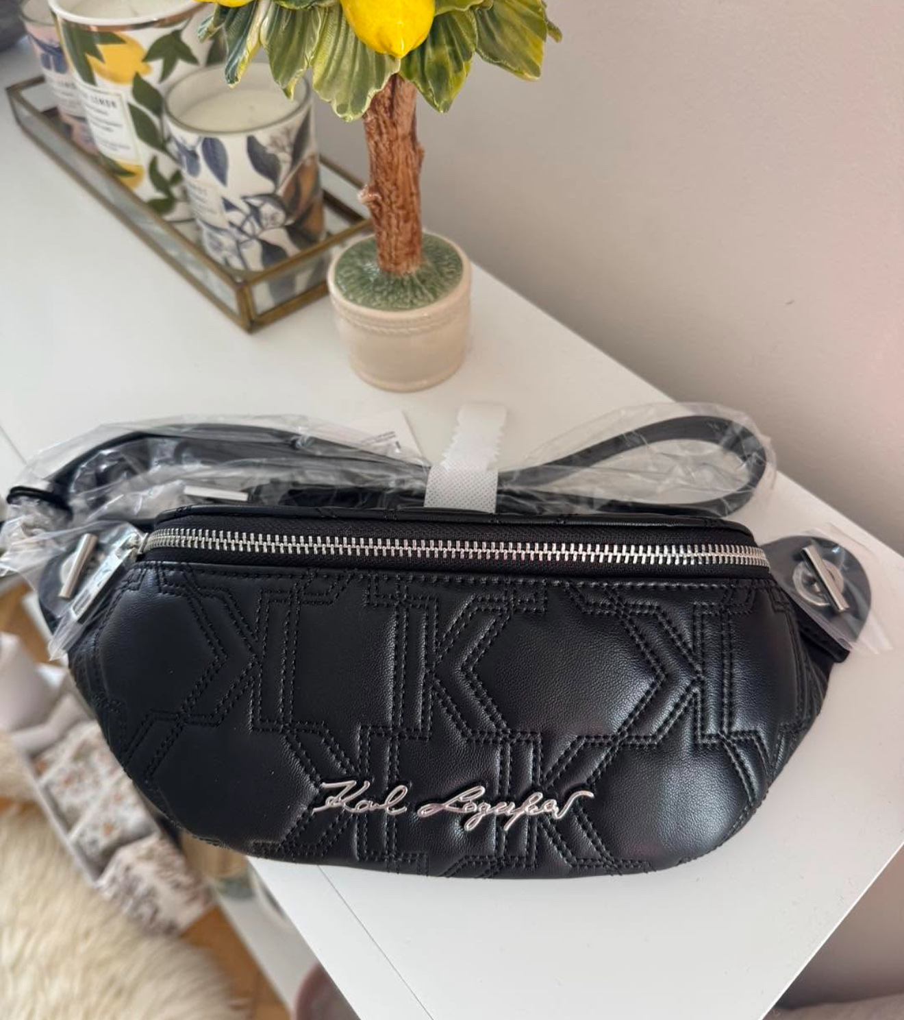 Beltbag Karl đen logo chữ ký bạc - ASW30027