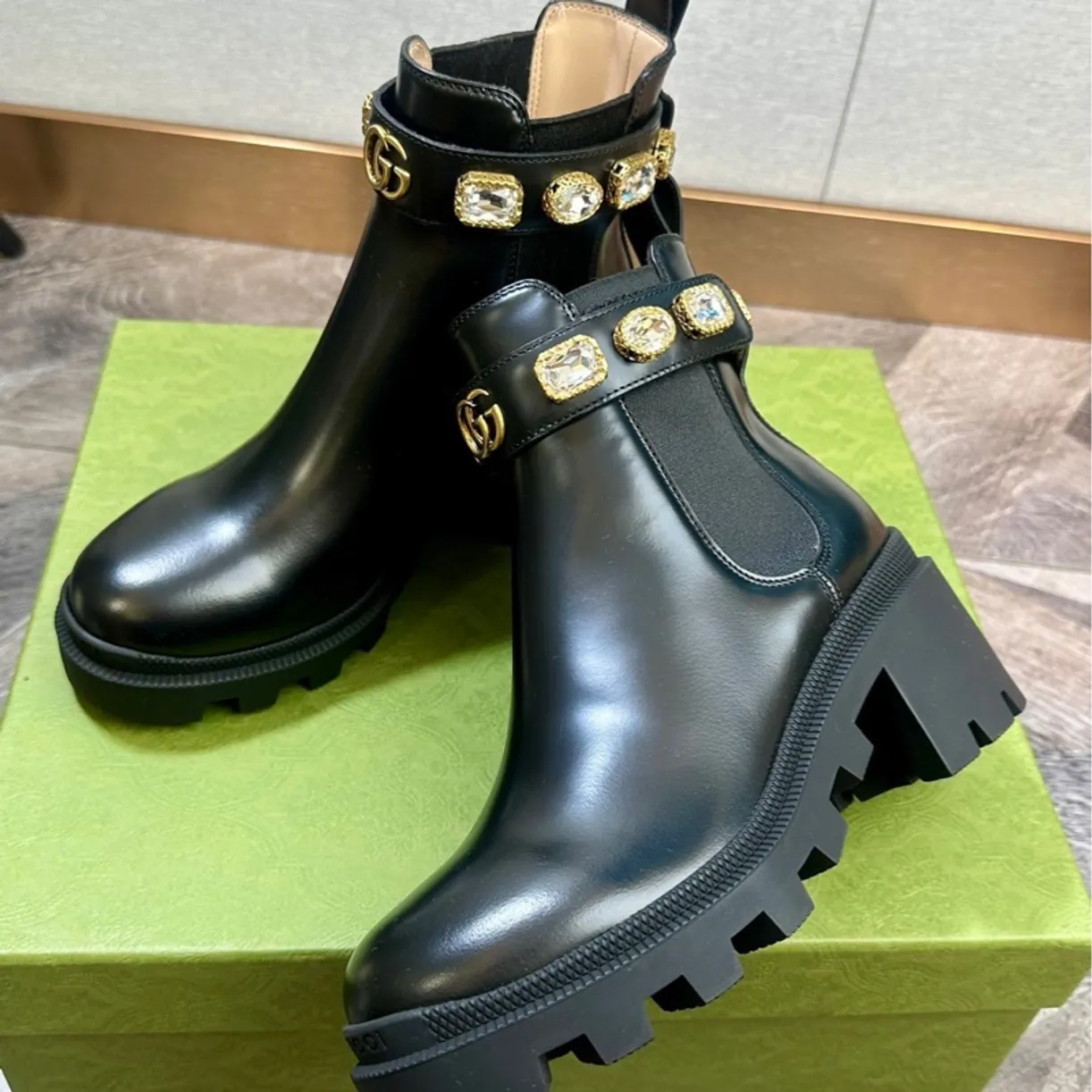 Boot GG trip chelsea đen đai đính đá logo vàng -SNV- 550036