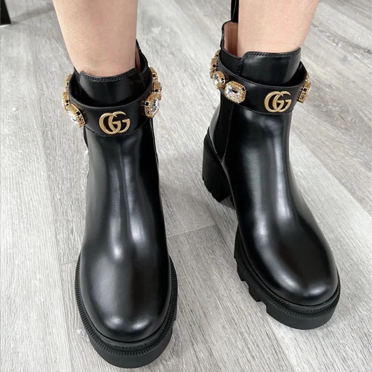 Boot GG trip chelsea đen đai đính đá logo vàng -SNV- 550036