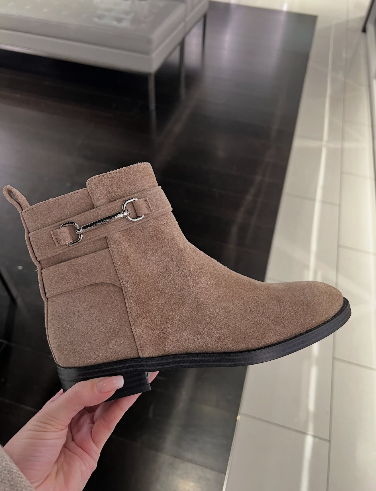 Boot MK da lộn màu nâu sáng logo bạc khóa kéo 49F5CRFE5S cổ ngắn 3p
