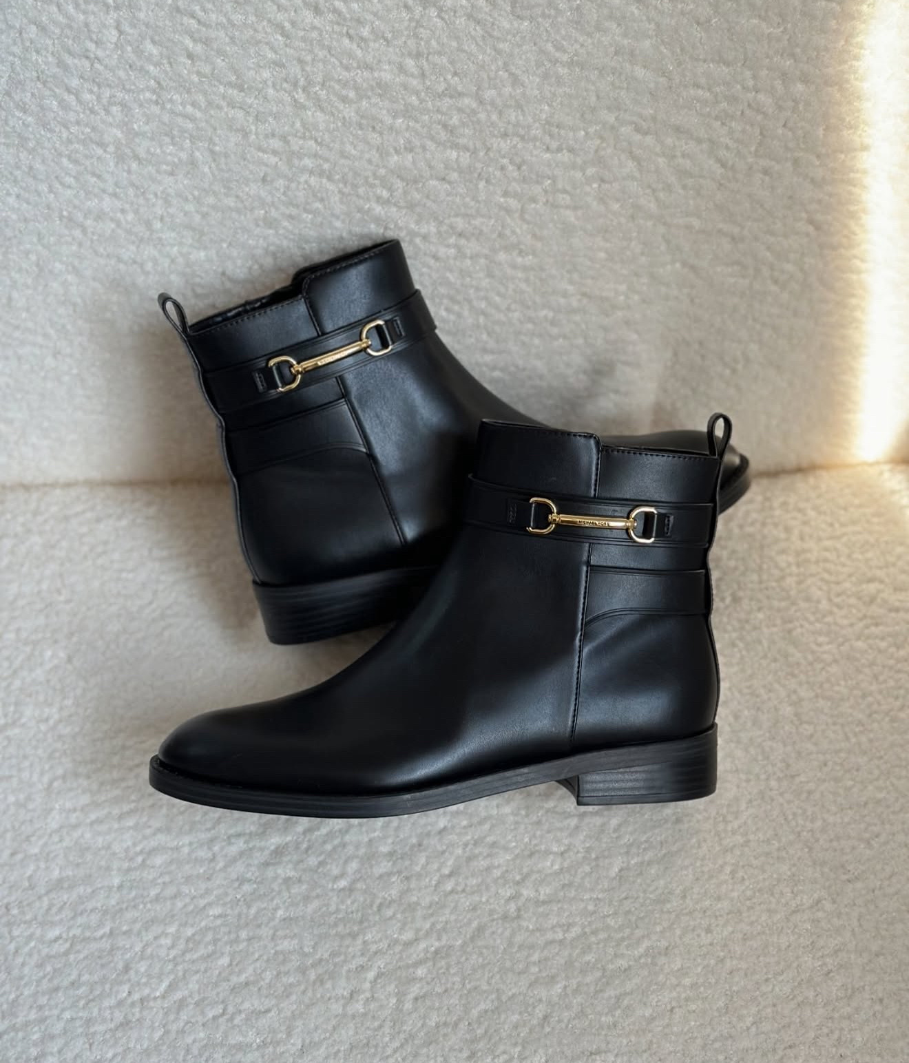 Boot MK đen logo vàng cổ ngắn khóa kéo đế bệt 49F5CRFE5L