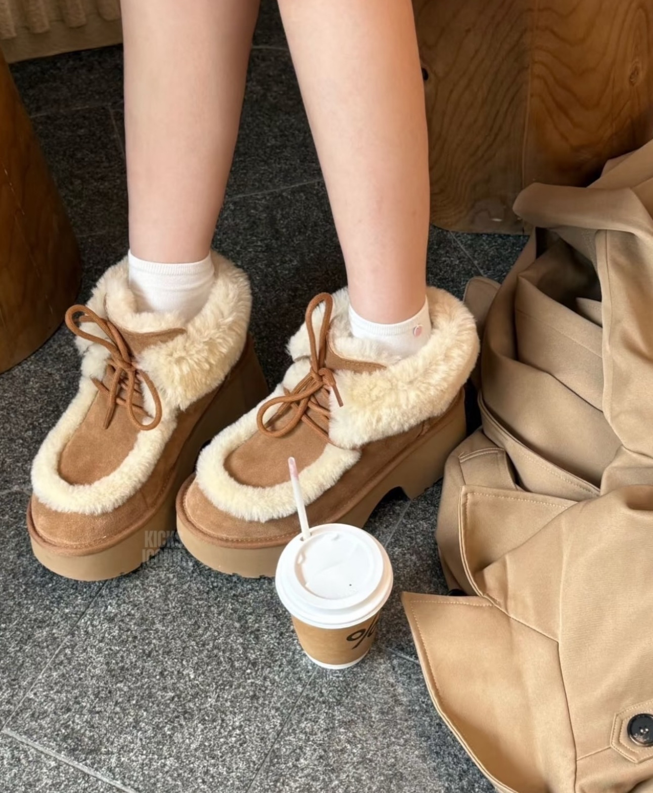 Boot UGG esmee lace up nâu viền lông - chịu lạnh đến âm 20độ - có thể đi tuyết, mưa nhẹ vừa