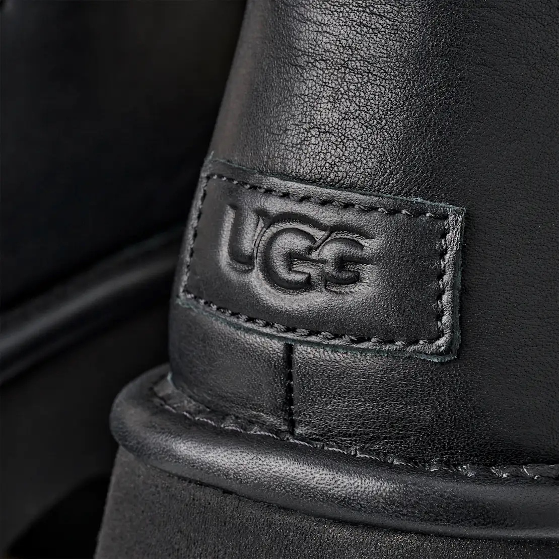 Boot UGG esmee lace up viền lông be - màu đen - chịu lạnh đến âm 20độ - có thể đi tuyết, mưa nhẹ vừa