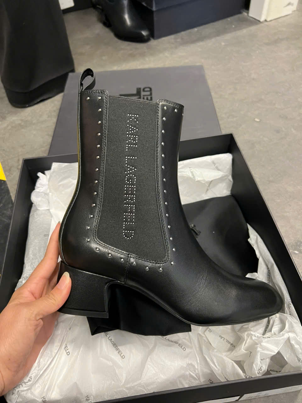 Boot da đen Karl viền đinh tán chữ đính đá KLL30364