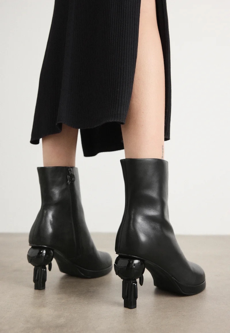 Boot ngắn Karl đen da mềm, khóa kéo gót logo ikonick - KL93945 - 8 phân