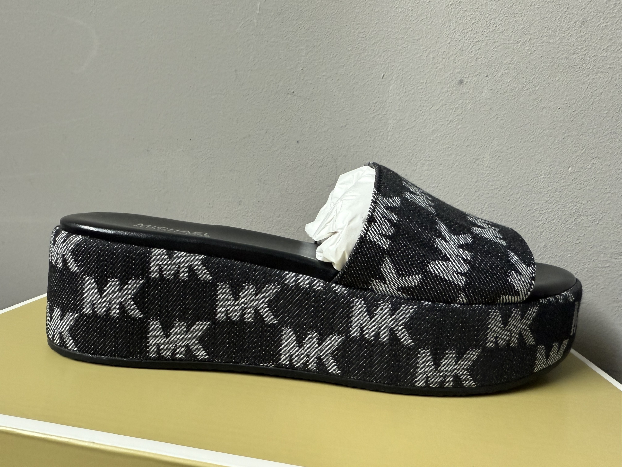 Dép MK sadler wedge - đen logo - 49S6SDFS1Y Đế 5p, mũi 3p