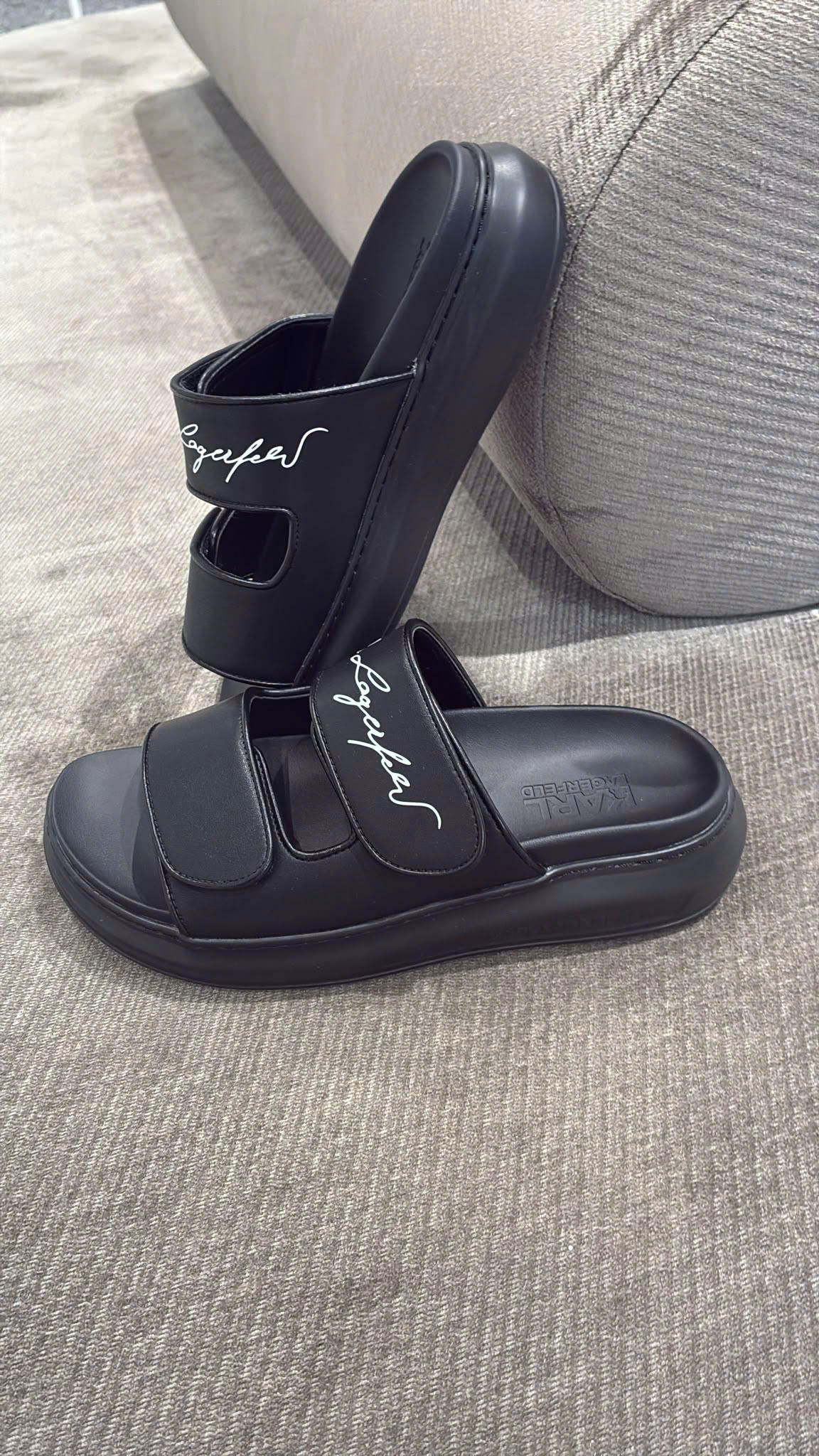 Dép quai ngang đen chữ kí Karl Lagerfeld KLL96506