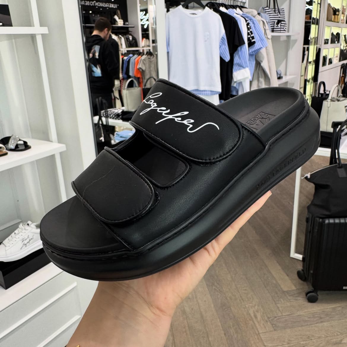 Dép quai ngang đen chữ kí Karl Lagerfeld KLL96506