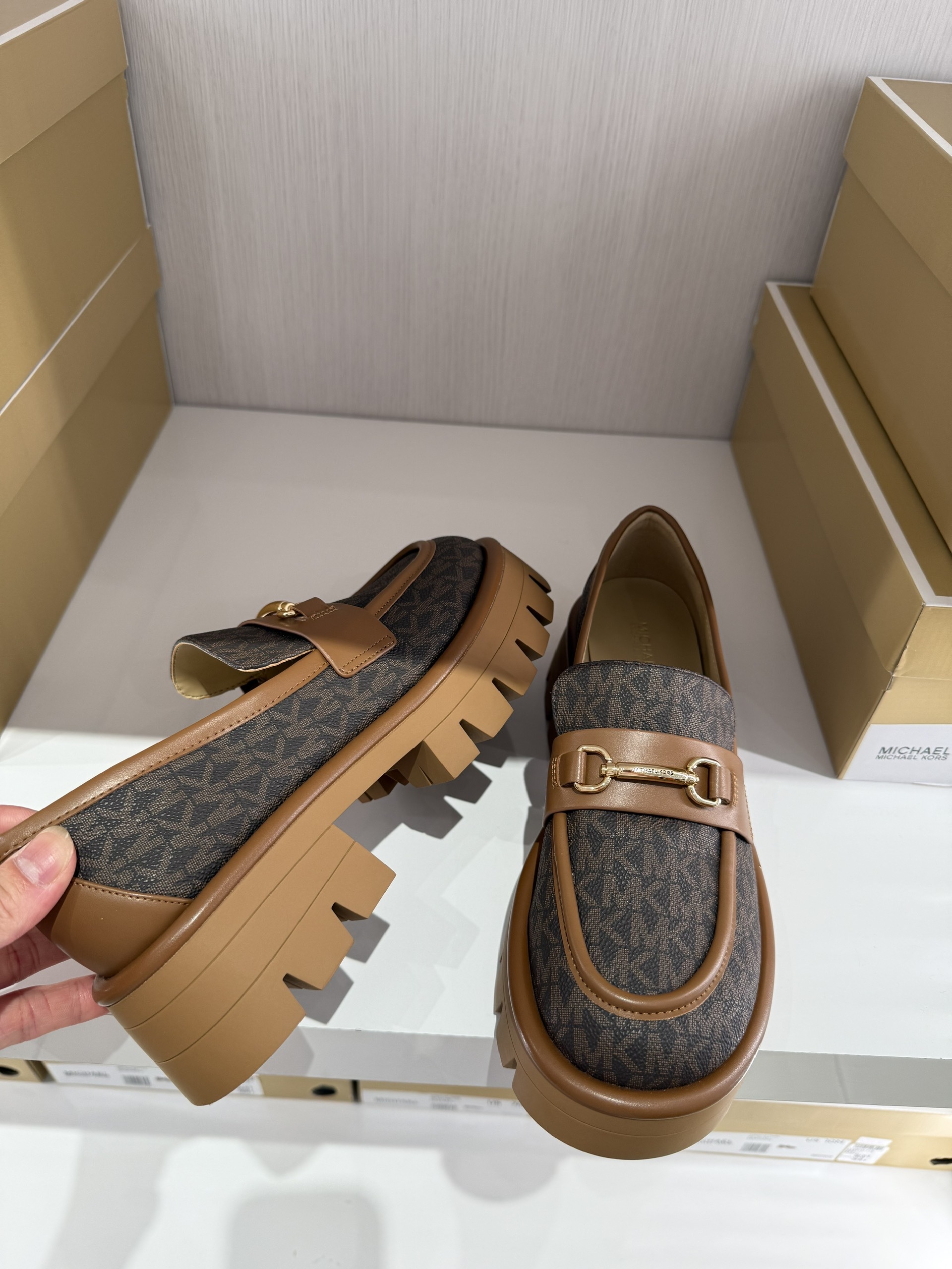 Giày Loafer màu nâu full logo