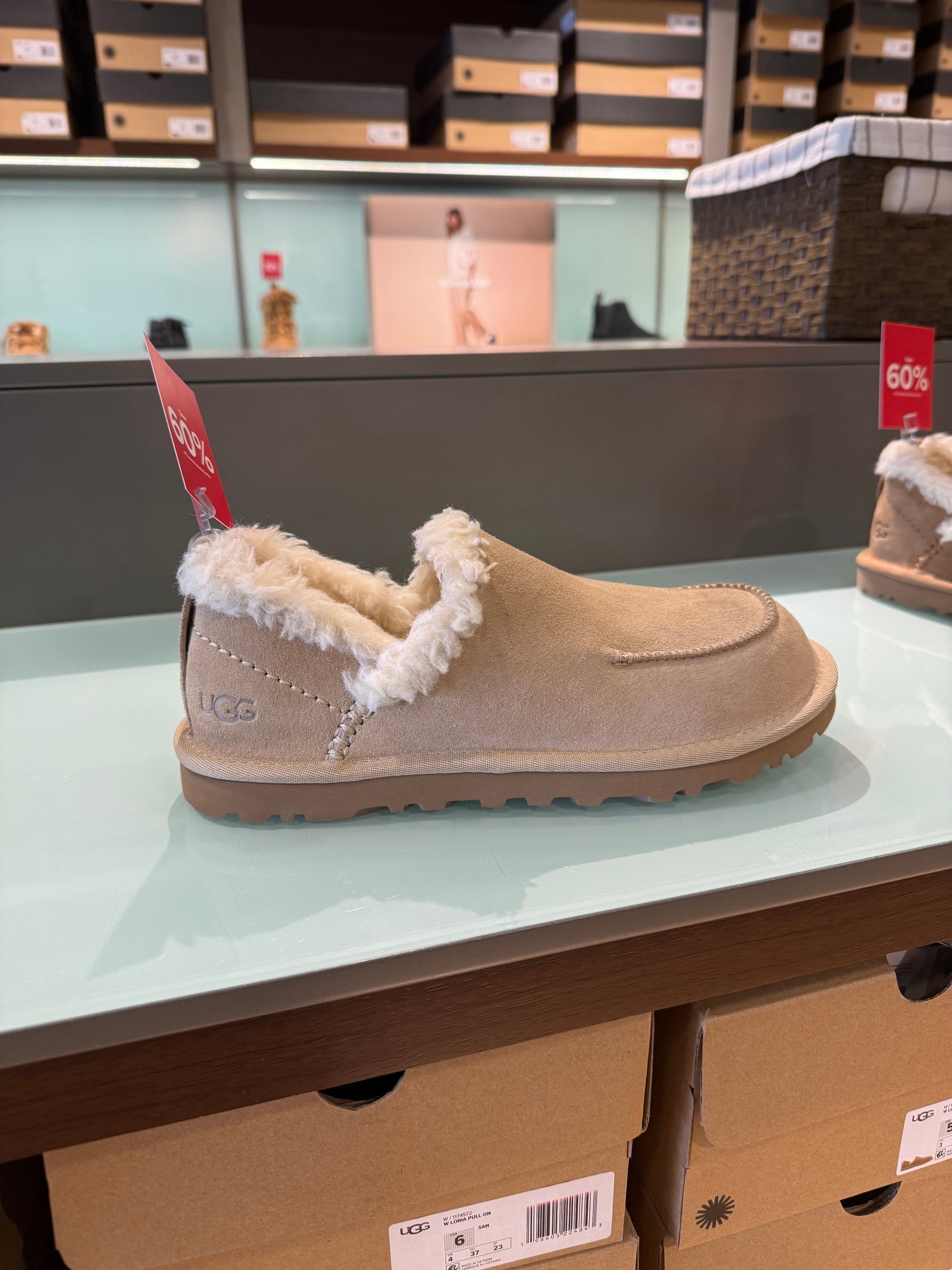 Giày UGG loria pull on màu be kem