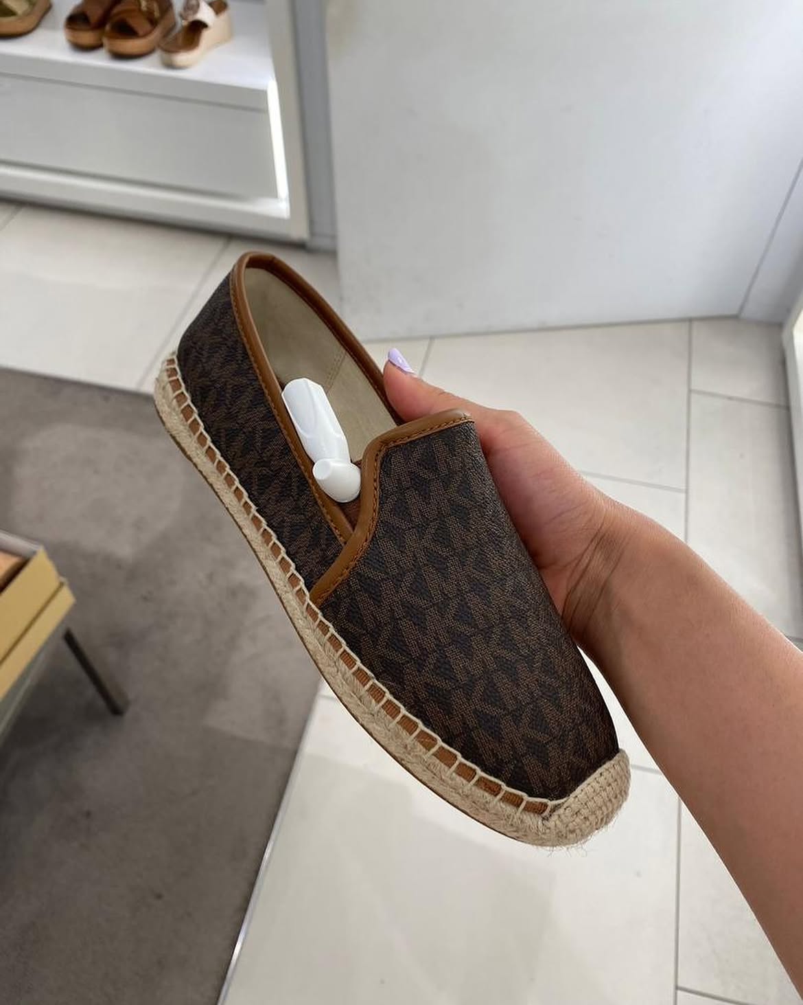 Giày bệt MK đế cói nâu logo - 49F4HTFP1B