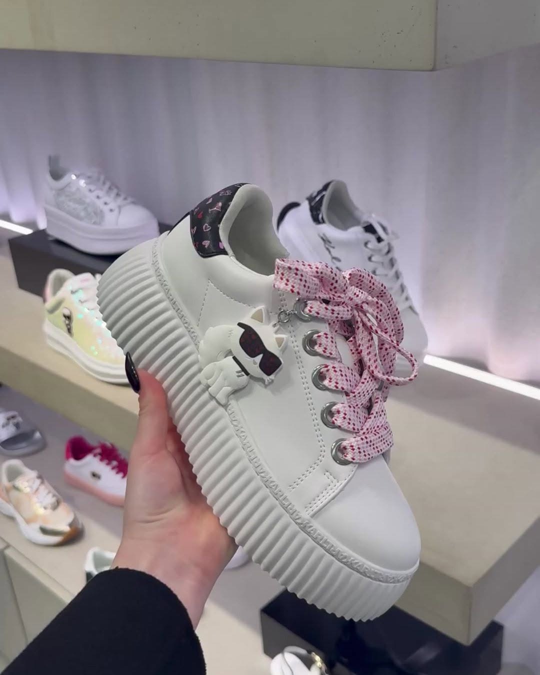 Giày sneaker karl trắng dây hồng tím + charm mèo - KLL94326 - Đế 6 mũi 4