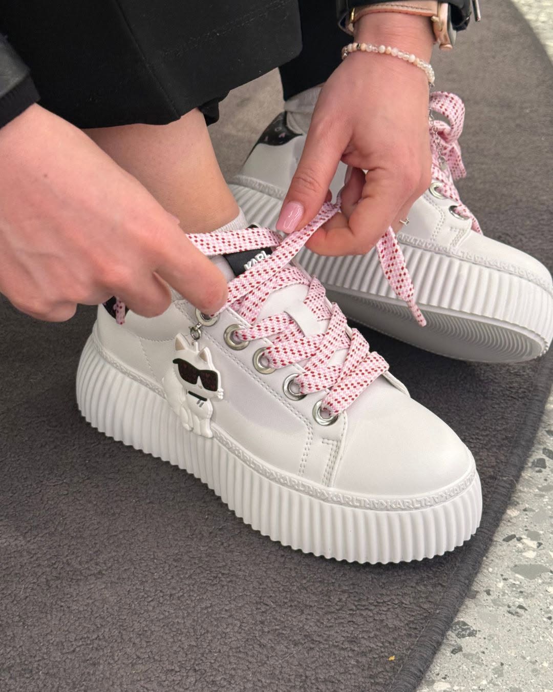 Giày sneaker karl trắng dây hồng tím + charm mèo - KLL94326 - Đế 6 mũi 4