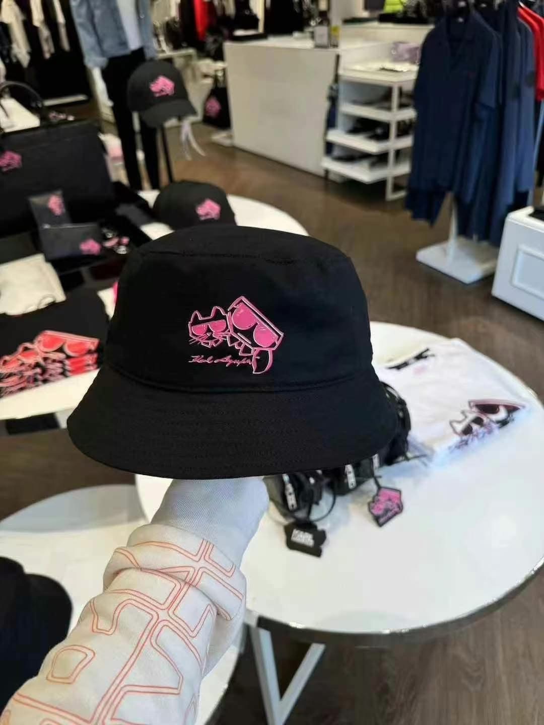 Mũ Karl Kocktail Sketch bucket đen logo hồng 24FW3409