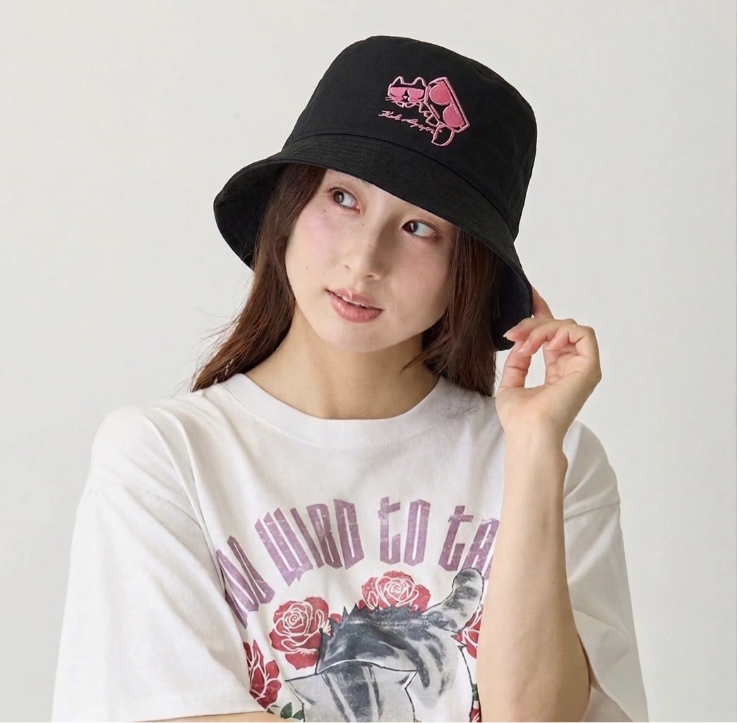 Mũ Karl Kocktail Sketch bucket đen logo hồng 24FW3409