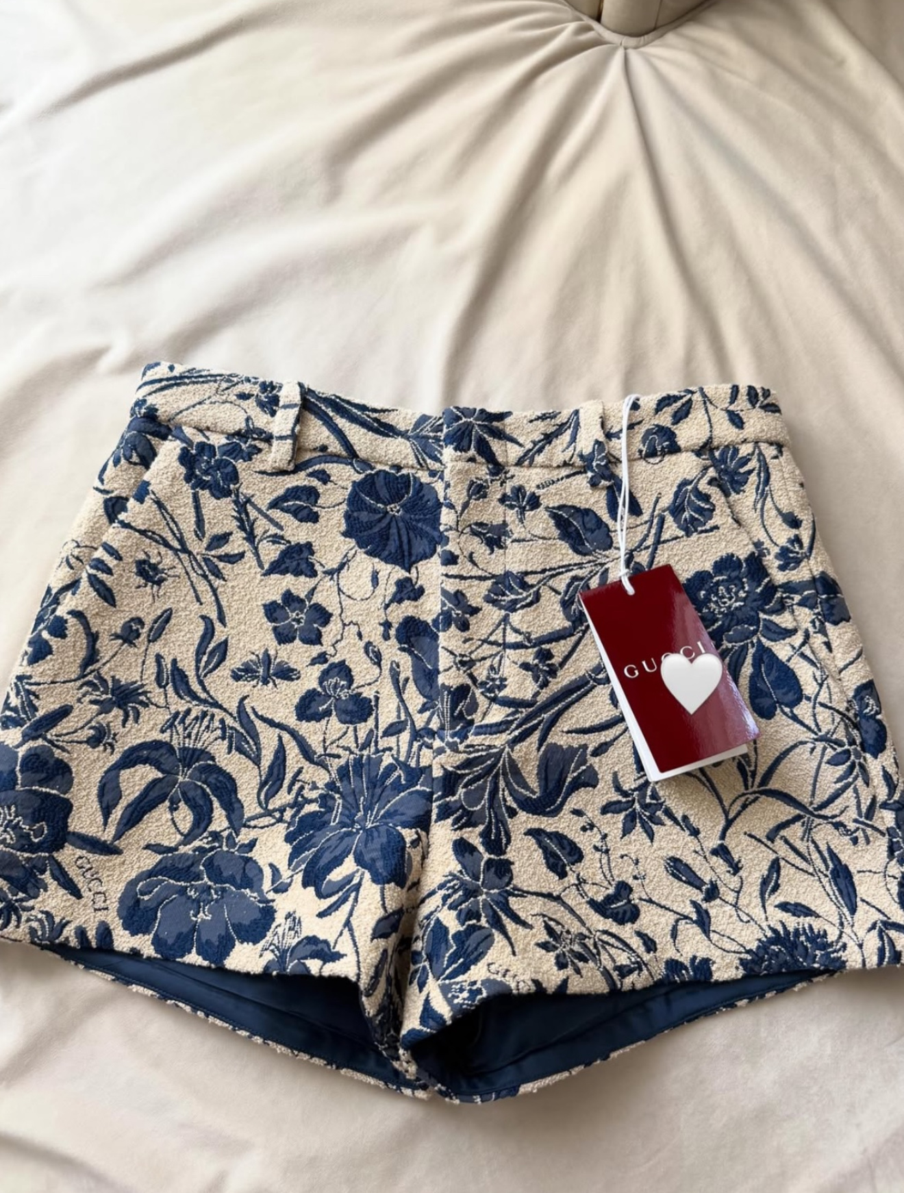 Quần short GG màu kem họa tiết hoa thêu - SNV_ 837351