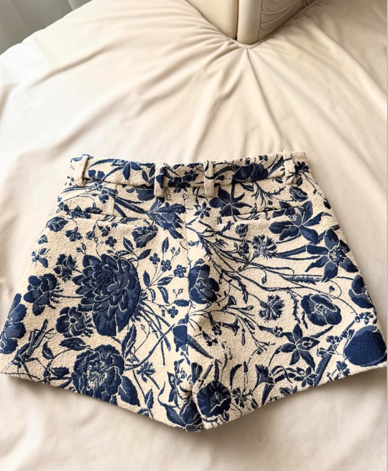 Quần short GG màu kem họa tiết hoa thêu - SNV_ 837351