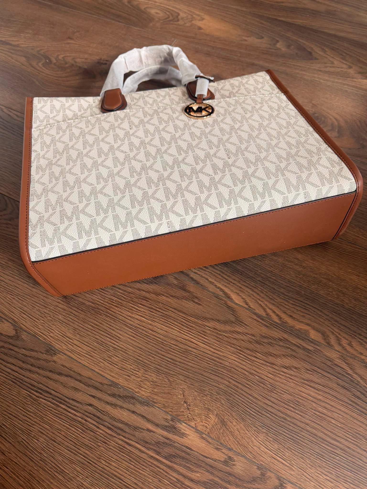 Shopper Mk mẫu vani logo - 38T5G3GT3B KT: 37*30*10