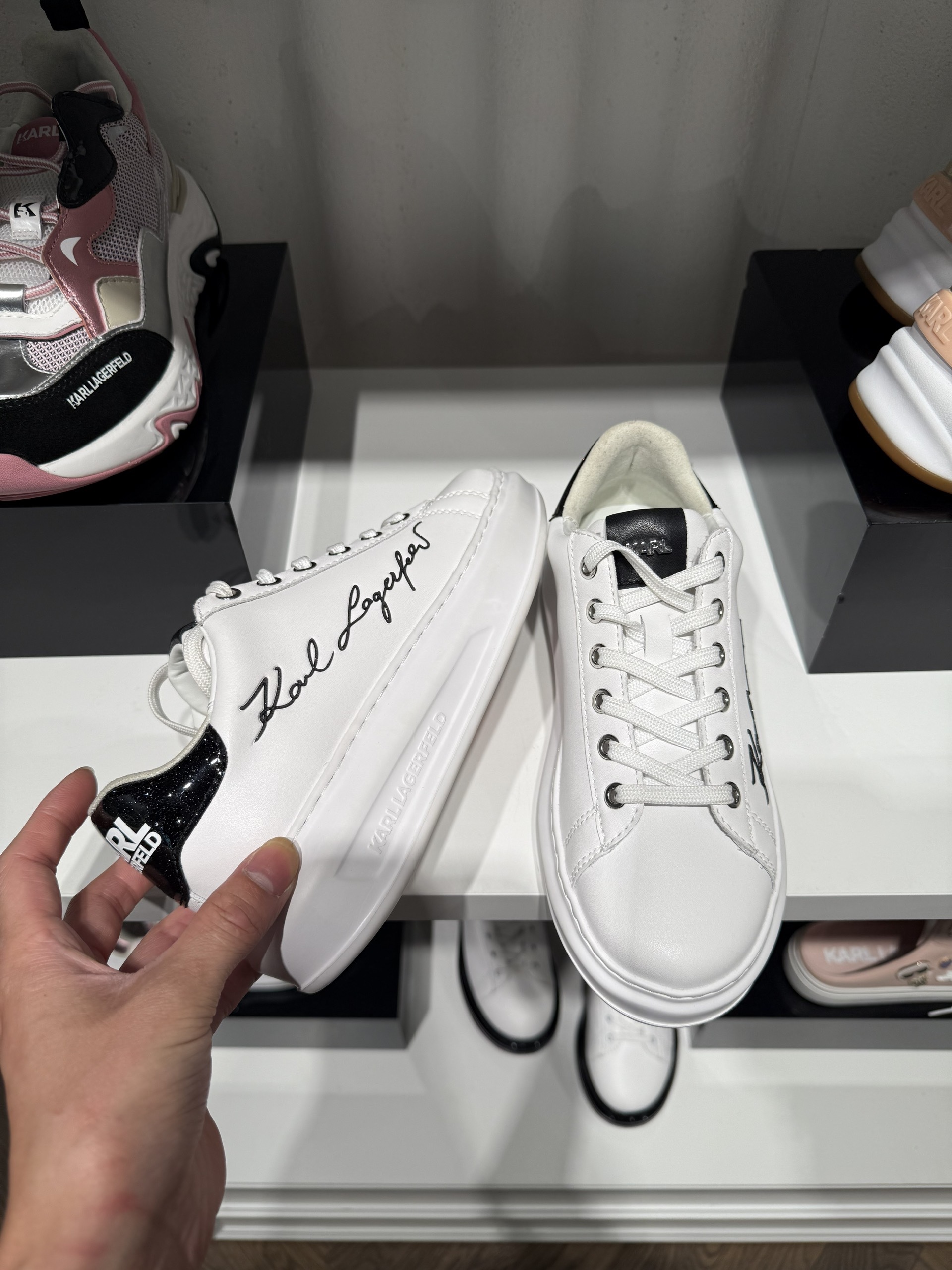 Sneaker Karl Lagerfeld trắng chữ ký đen nổi bật KL96513S