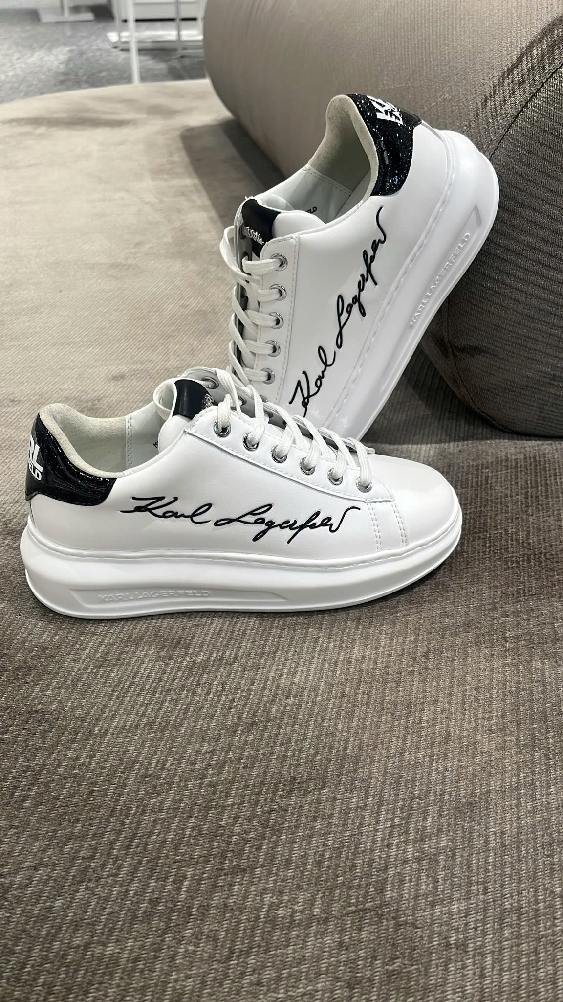 Sneaker Karl Lagerfeld trắng chữ ký đen nổi bật KL96513S