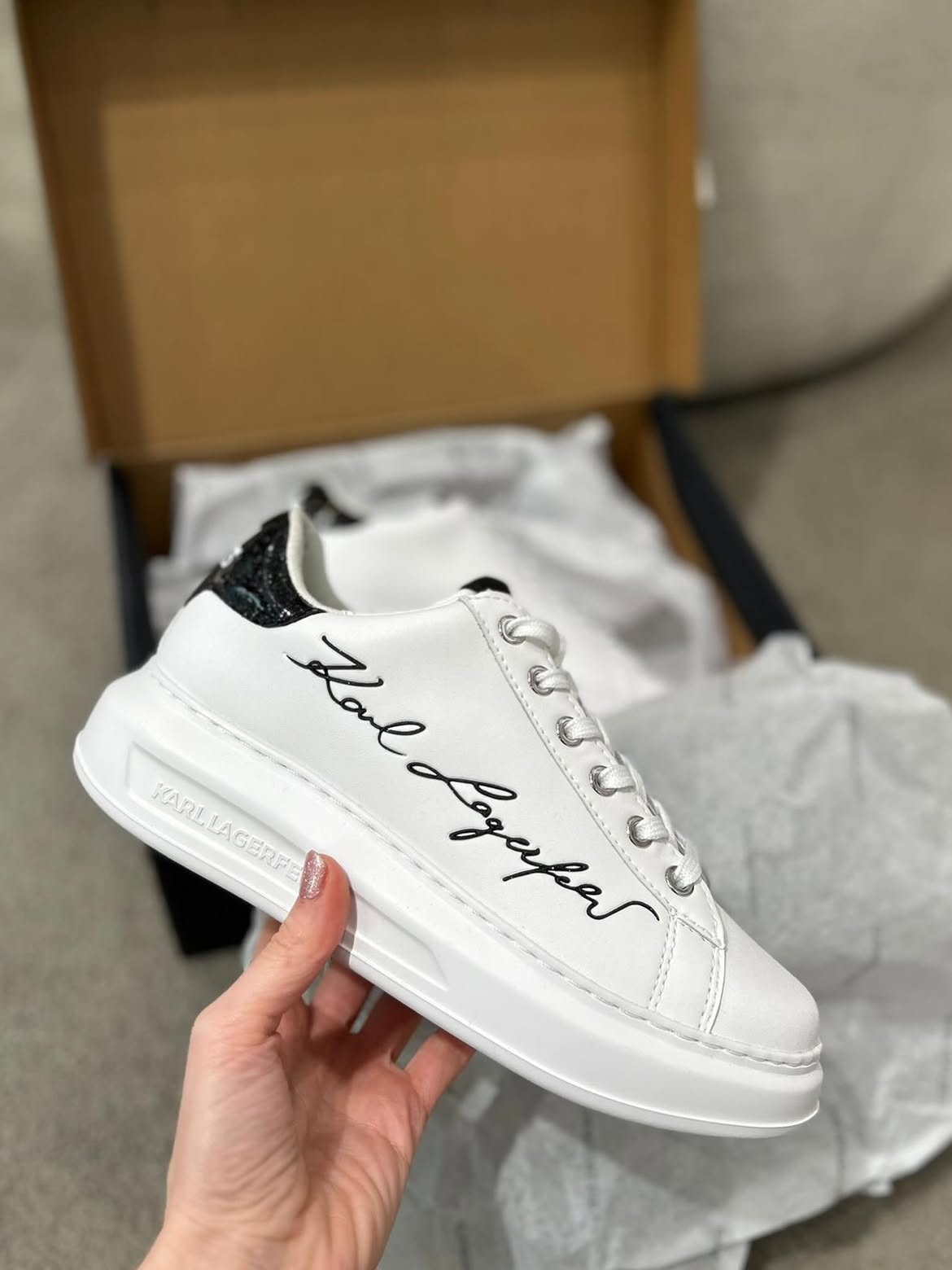 Sneaker Karl Lagerfeld trắng chữ ký đen nổi bật KL96513S