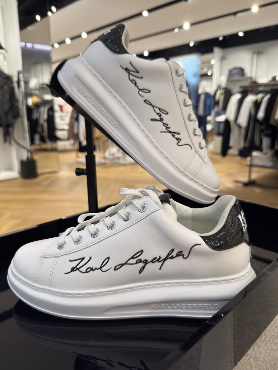 Sneaker Karl Lagerfeld trắng chữ ký đen nổi bật KL96513S
