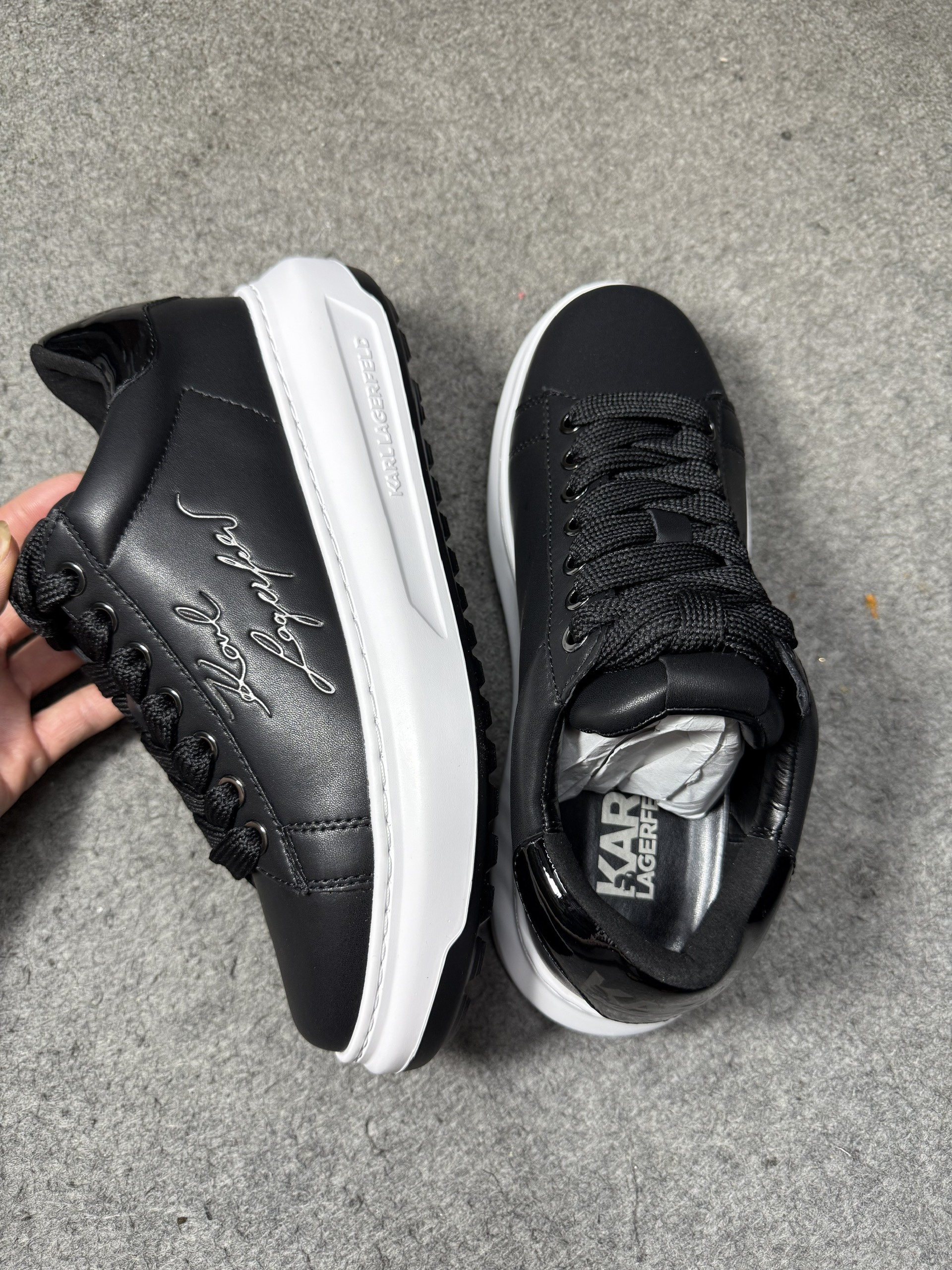 Sneaker Karl nam đen đế trắng logo chữ ký - KLL95725