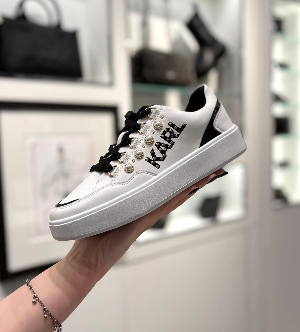 Sneaker Karl trắng phối đen đính ngọc trai KL351025