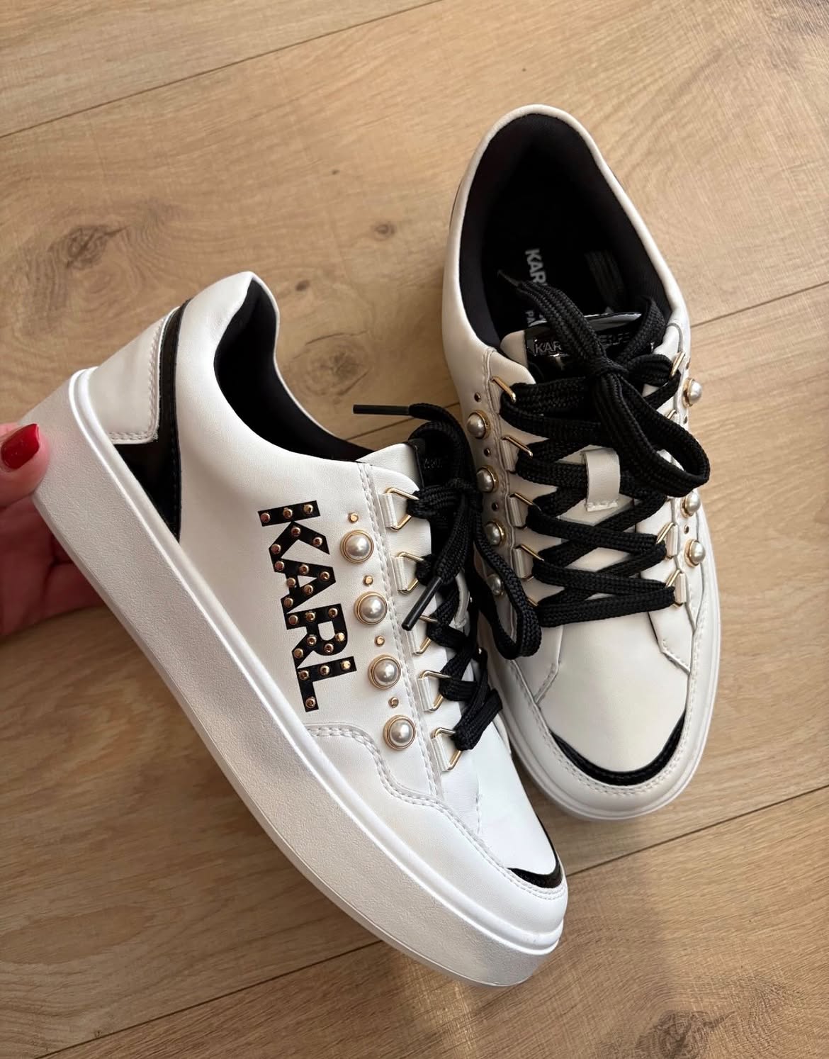 Sneaker Karl trắng phối đen đính ngọc trai KL351025