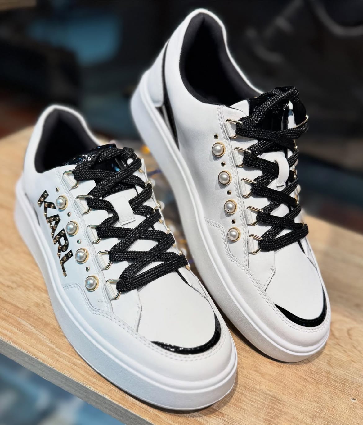 Sneaker Karl trắng phối đen đính ngọc trai KL351025