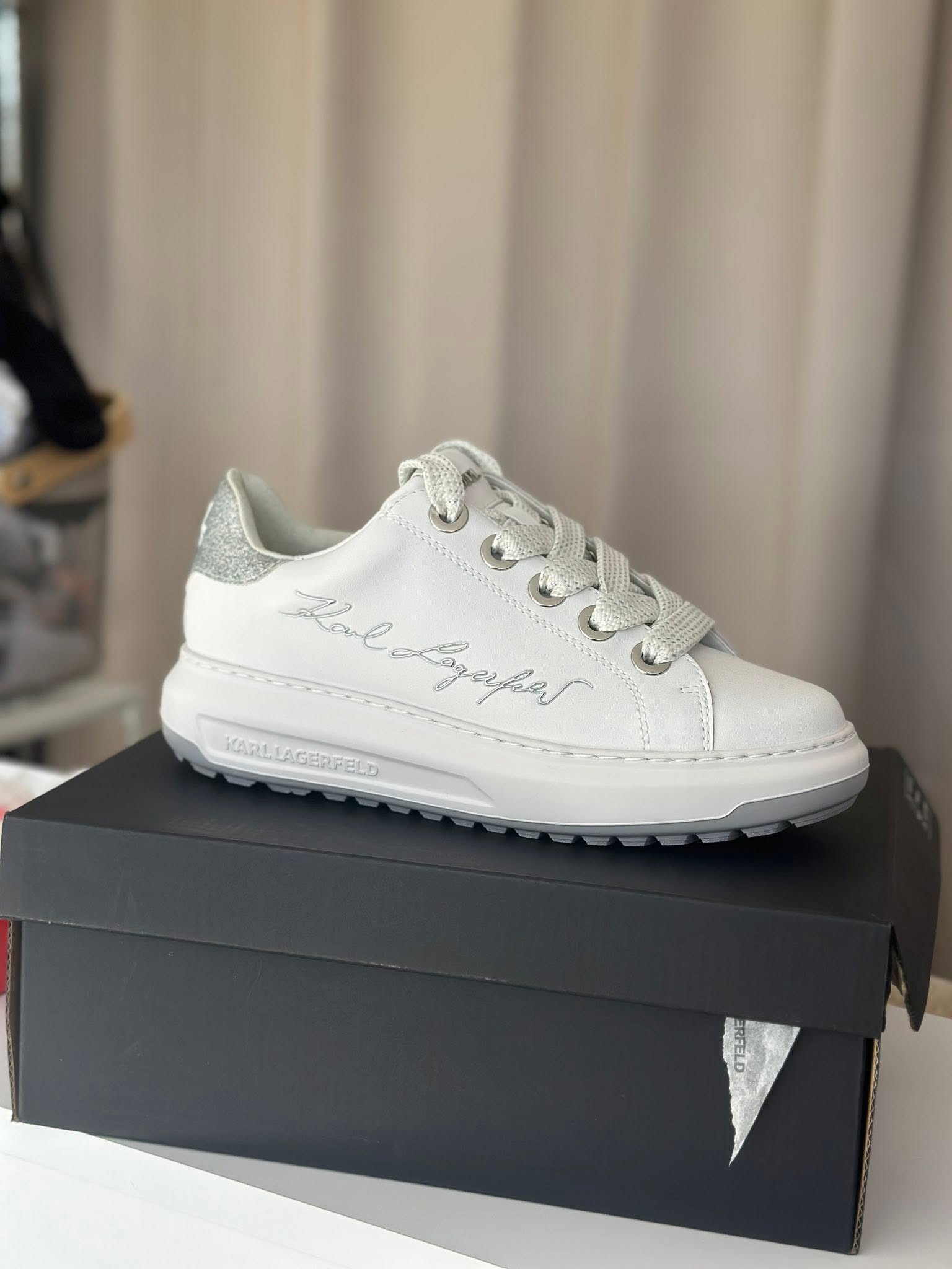 Sneaker karl trắng logo chữ ký bạc, gót nhũ bạc - KL96710A