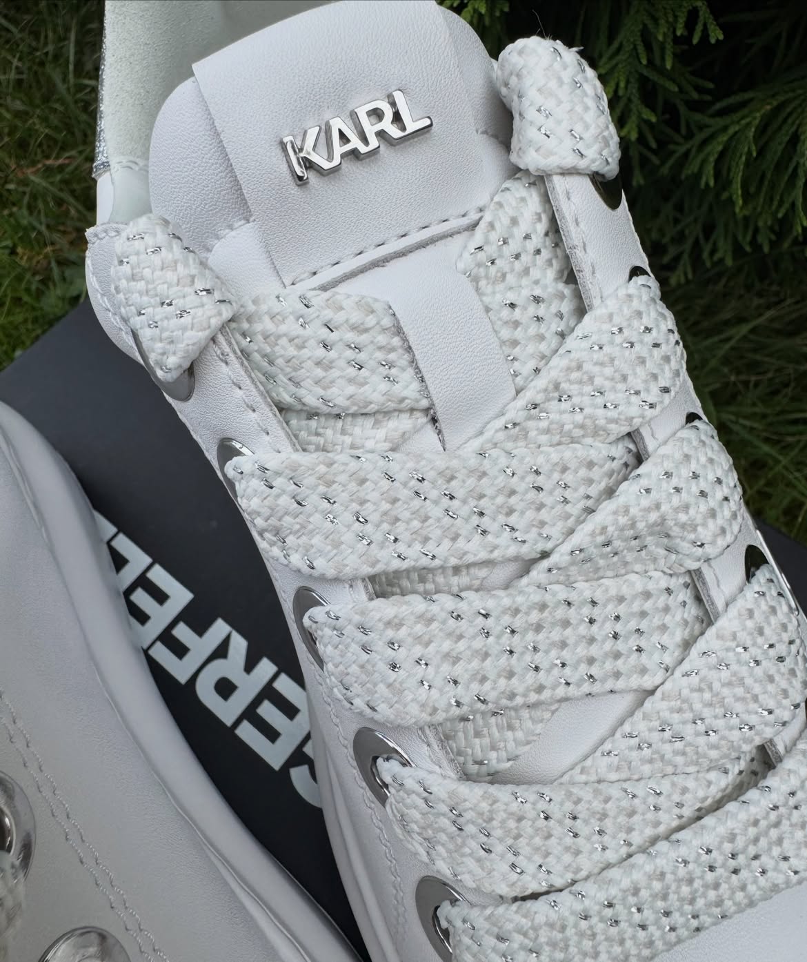 Sneaker karl trắng logo chữ ký bạc, gót nhũ bạc - KL96710A