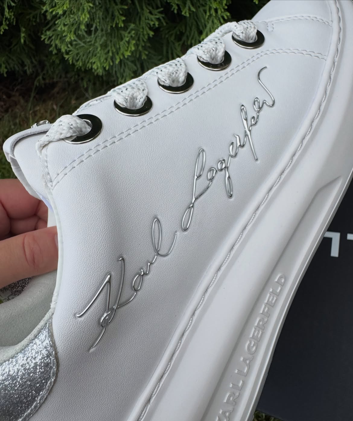 Sneaker karl trắng logo chữ ký bạc, gót nhũ bạc - KL96710A
