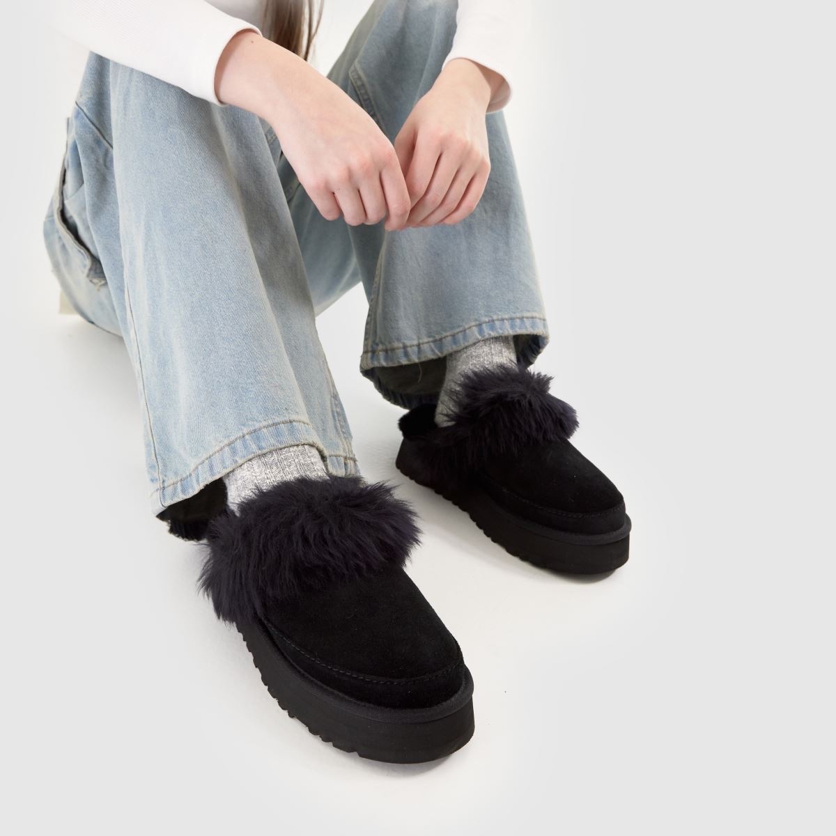 Sục UGG - Disquette chalet viền lông đen