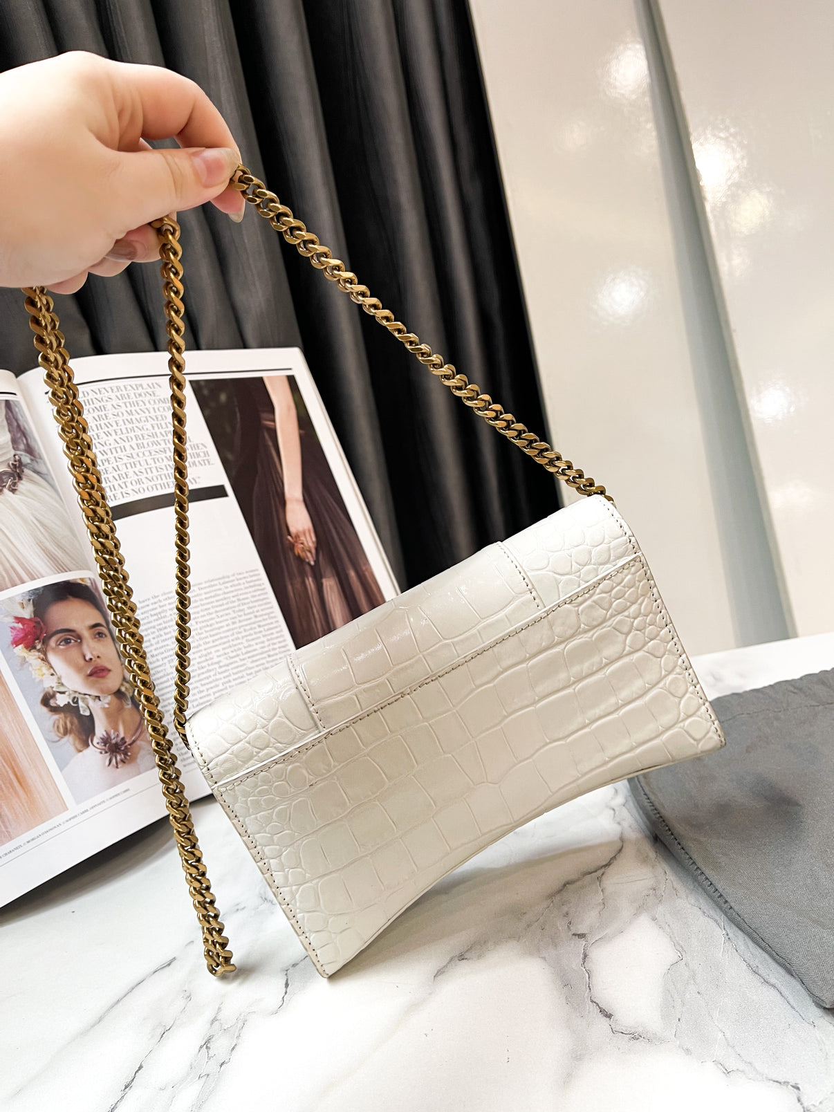 Túi Balenciaga hourglass wallet trắng vân logo B vàng SNV - 656050 - KT: 19*10*4