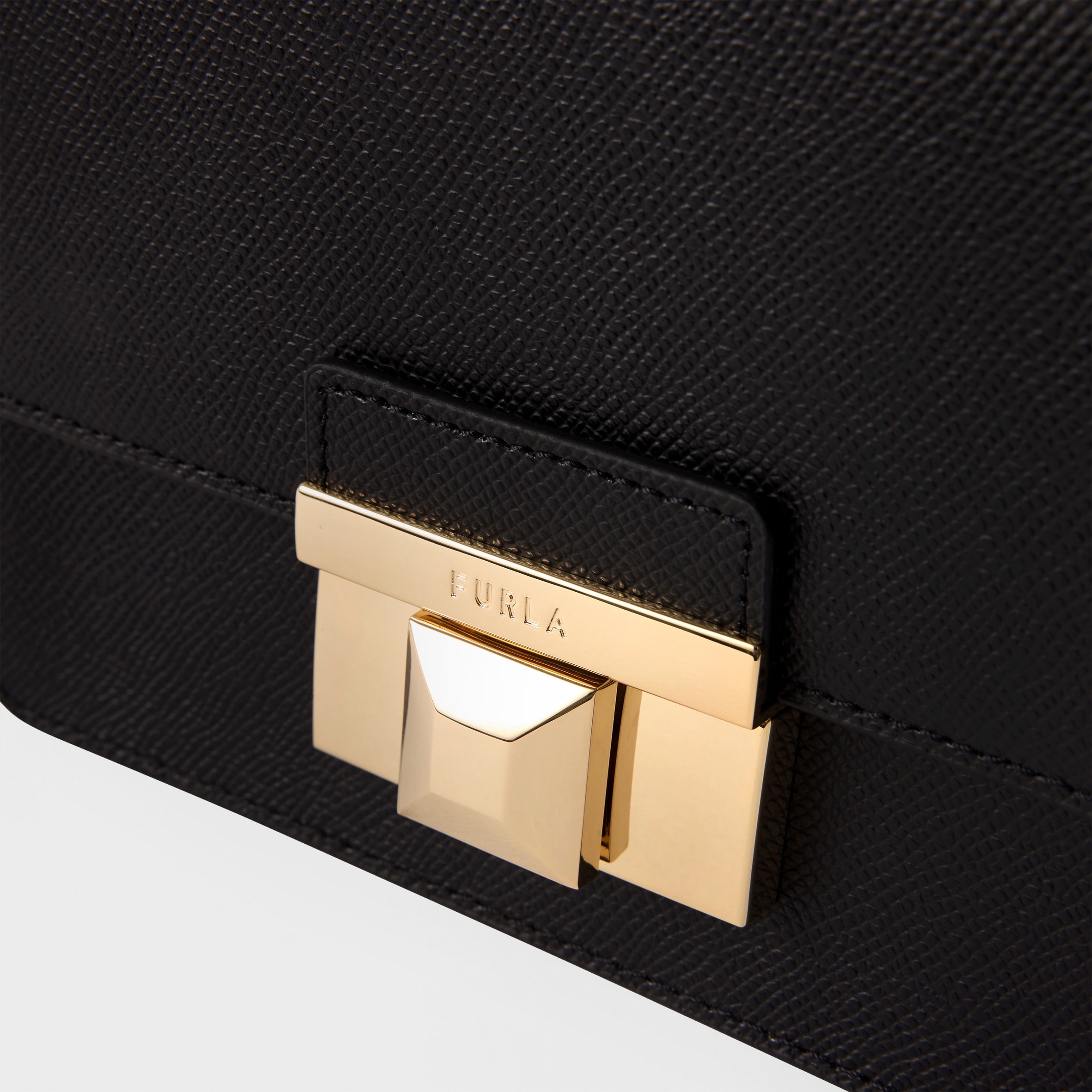 Túi Furla venere mini đen - KT: 18x13x9