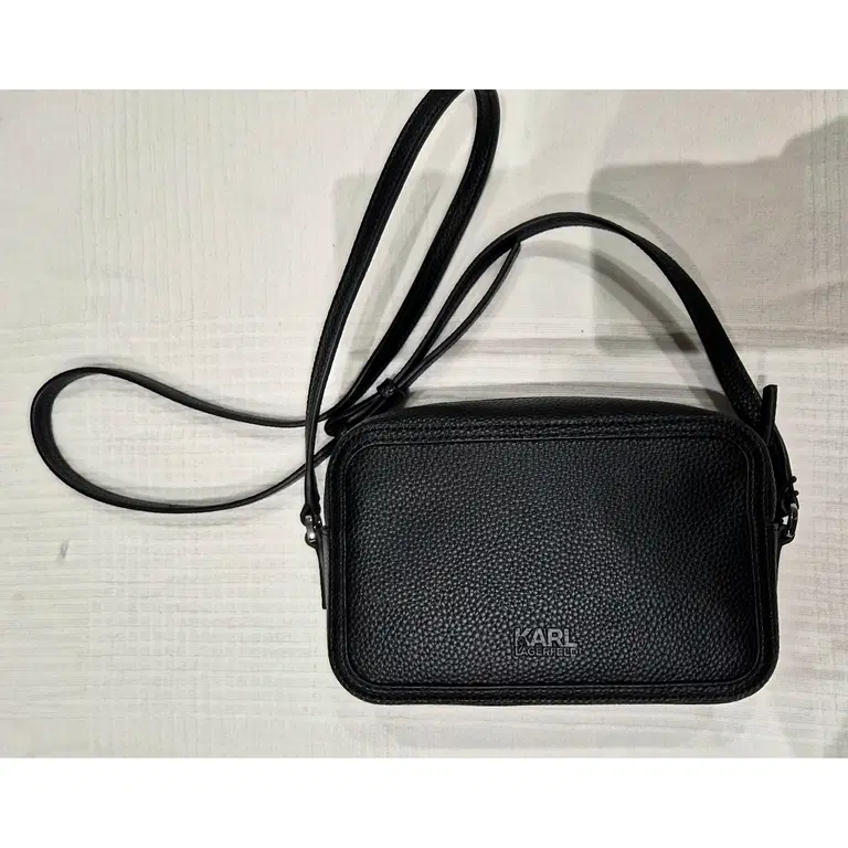 Túi Karl camera đen da mềm - AWW30043 - KT: 18*12*6
