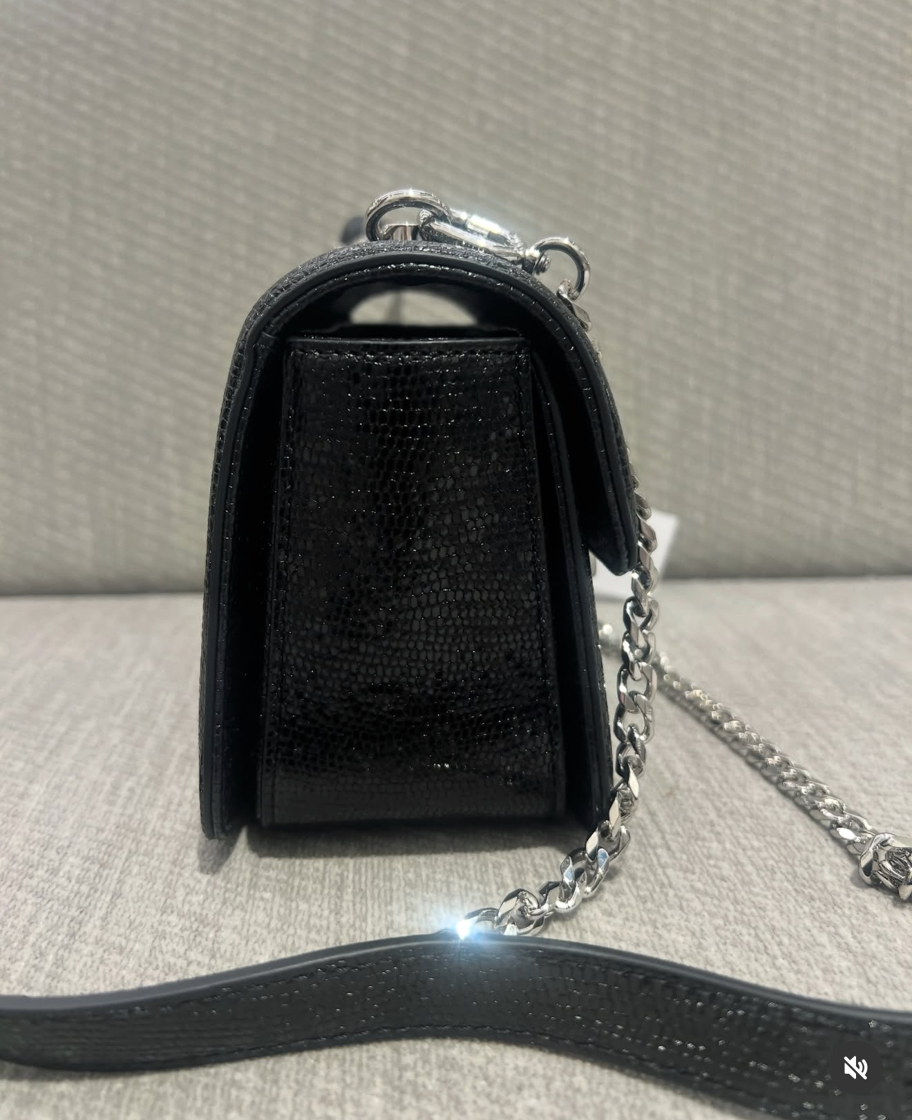 Túi Karl màu đen vân rắn - logo k bạc - AWW30075 - KT: 18*11*8