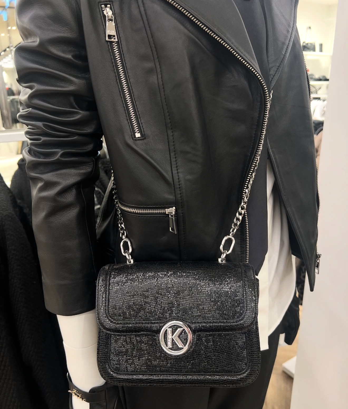 Túi Karl màu đen vân rắn - logo k bạc - AWW30075 - KT: 18*11*8
