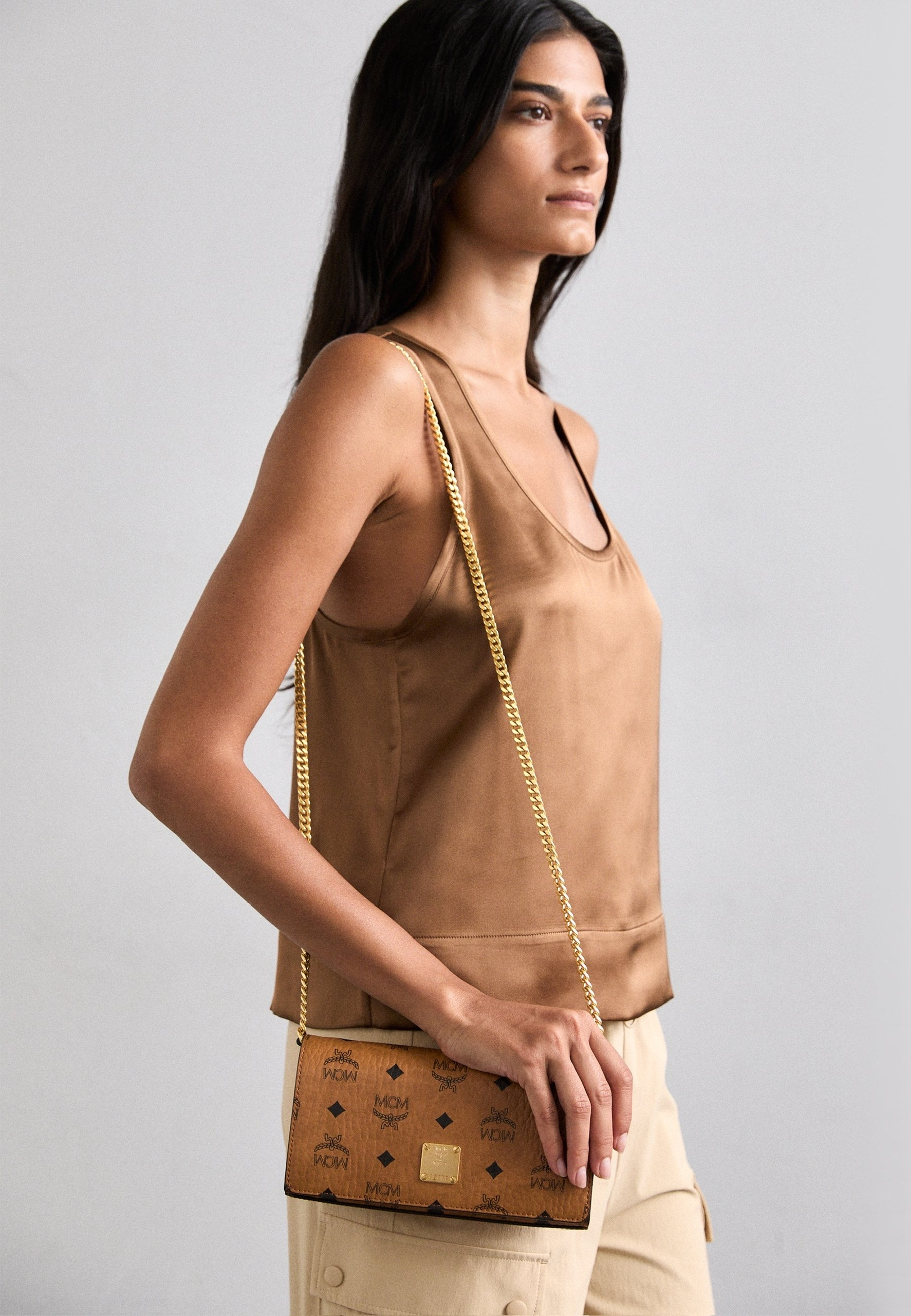 Túi MCM Aren Visetos Crossbody màu cognac họa tiết - 21x9x5