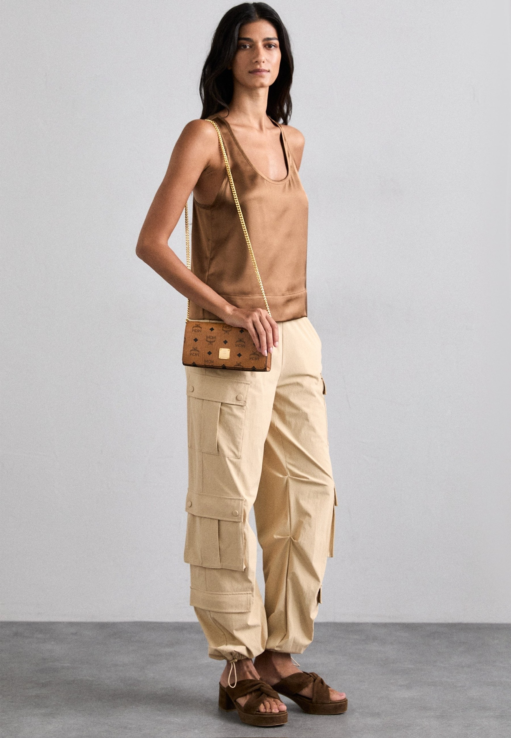 Túi MCM Aren Visetos Crossbody màu cognac họa tiết - 21x9x5