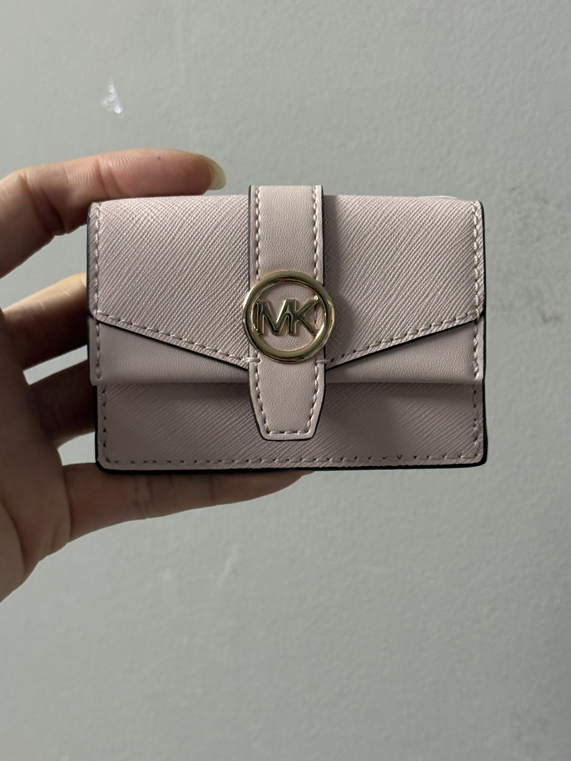 Ví MK Greenwich gập 3 màu hồng nude logo vàng -35F5GGRDOL