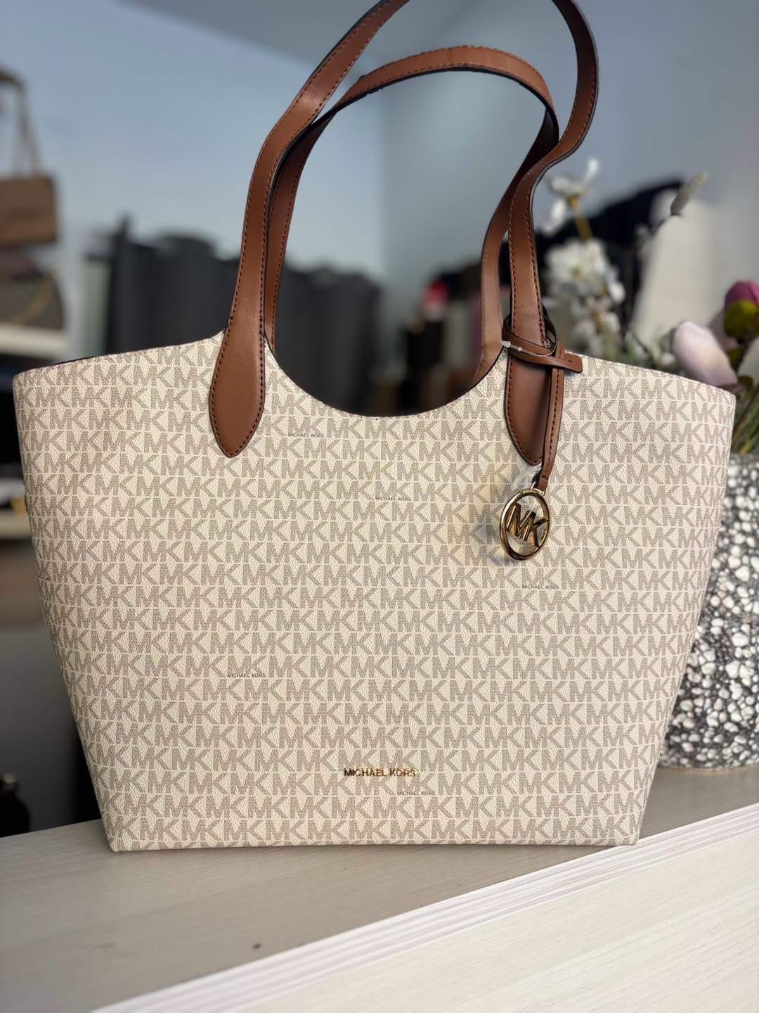 Túi MK Maya tole Lg vani full logo 35F6GYYT3B - KT: 47/30*30*12