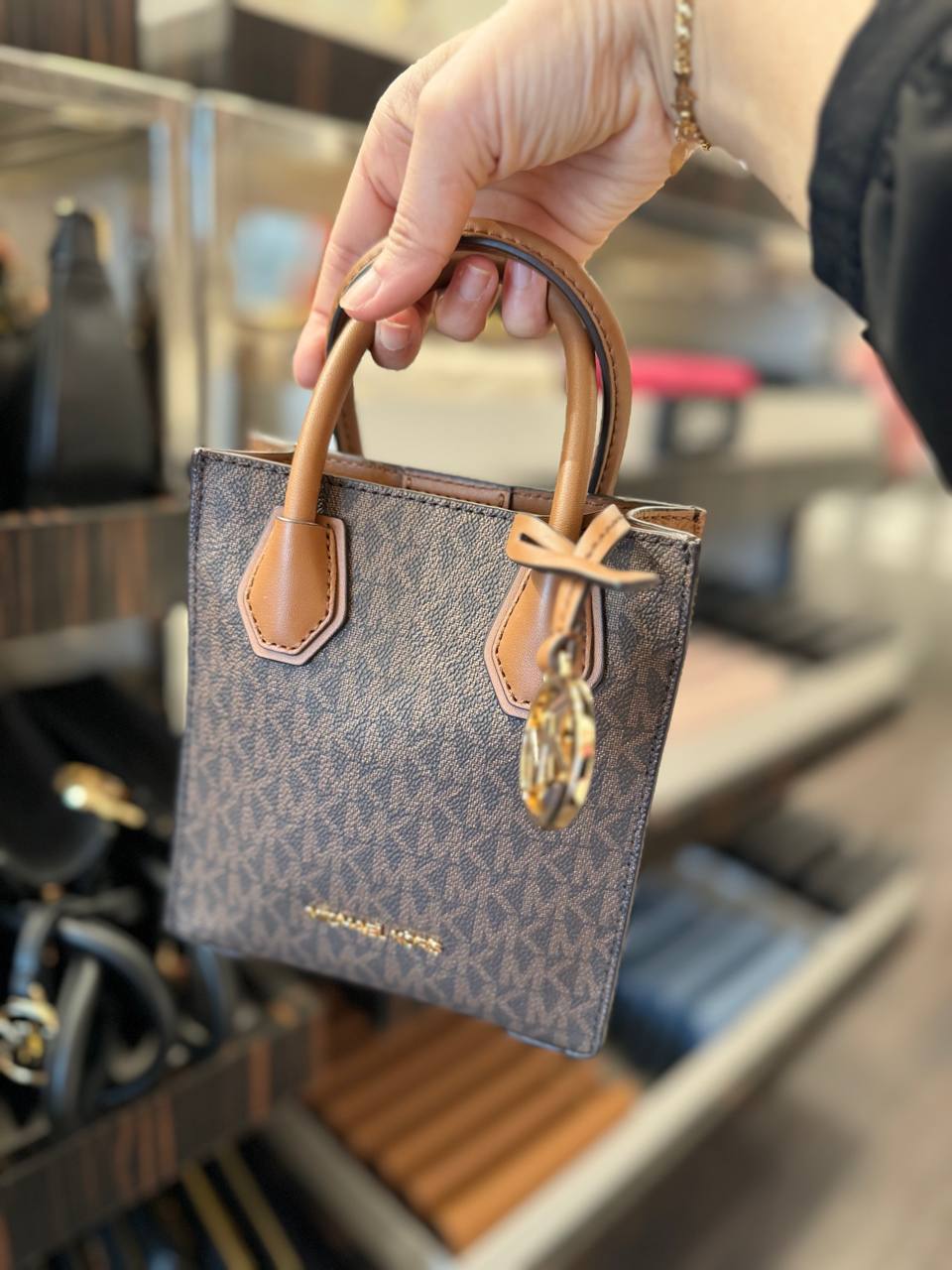 Túi MK Mercer extra small crossbody - nâu logo vàng - 35T1GM9C0L# - nâu (Ngang 14.5, Cao 16, Rộng 6)