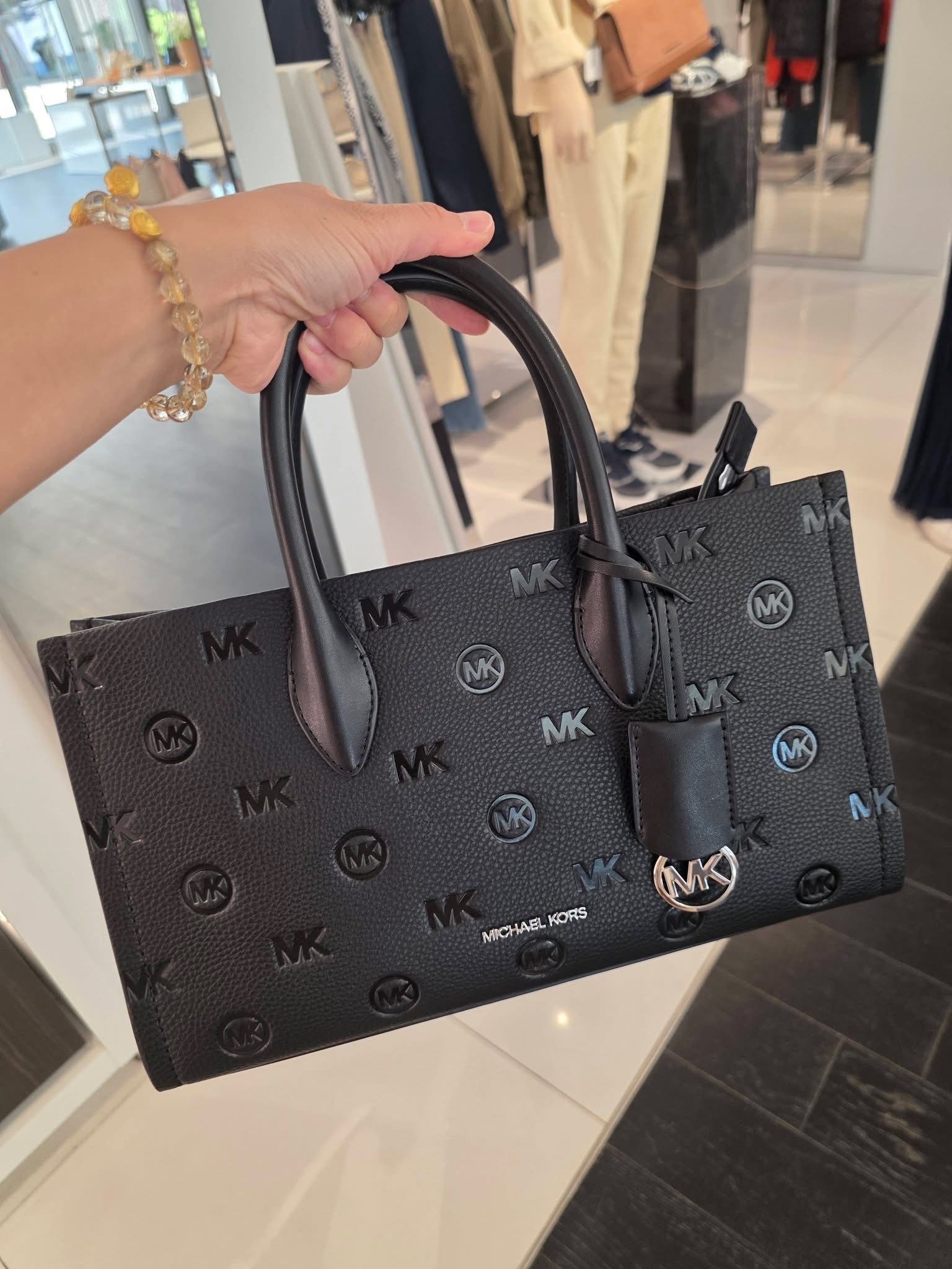 Túi MK đen logo dập chìm da mềm - 358687ZS2V - KT: 31*18*10