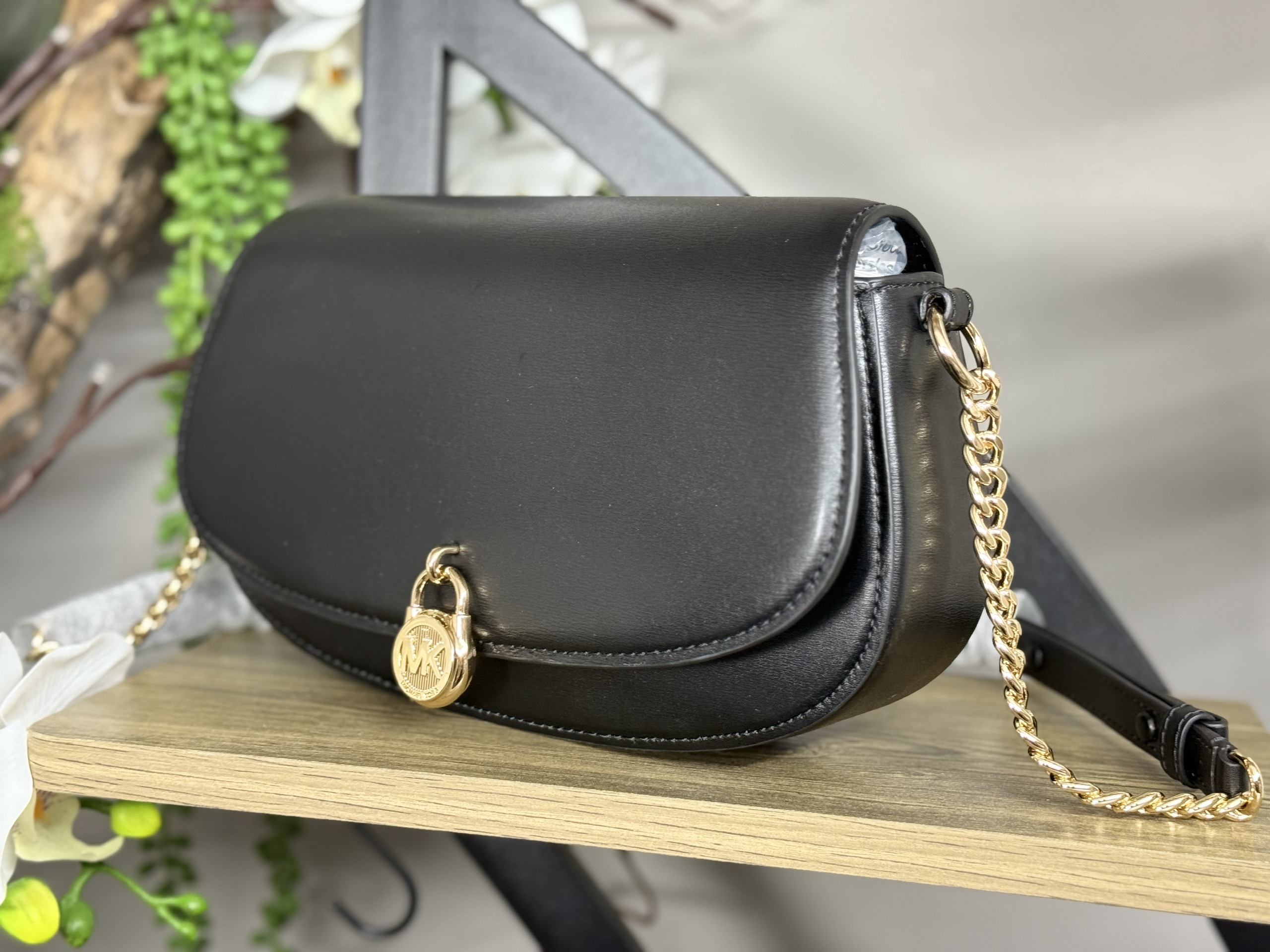 Túi Mk đen mila logo vàng - 35T5S1HM8L (KT: 25 × 14 × 6)