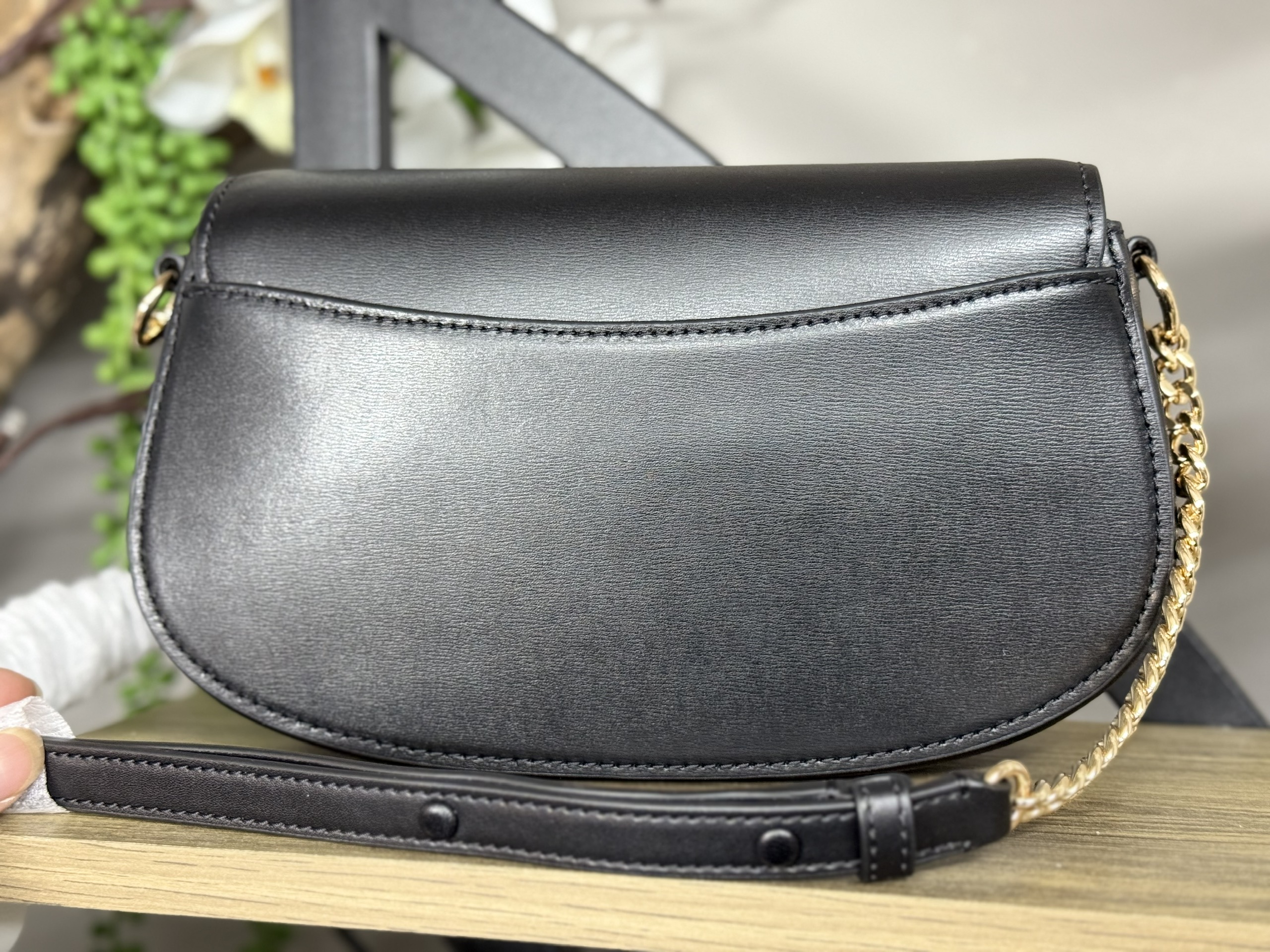 Túi Mk đen mila logo vàng - 35T5S1HM8L (KT: 25 × 14 × 6)